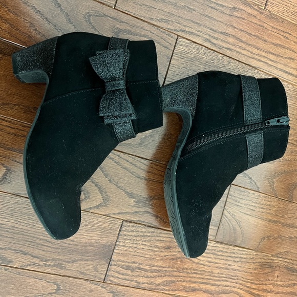 Girls Adorable Target Black Booties, Size 3. - Picture 2 of 4